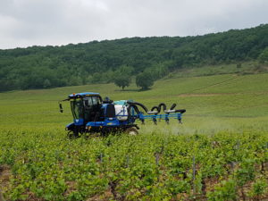 Straddle tractor with pneumatic ramps